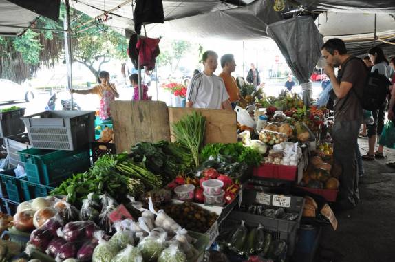 Experimentando frutas no mercado de Hilo, em Big Island, no Hawaii